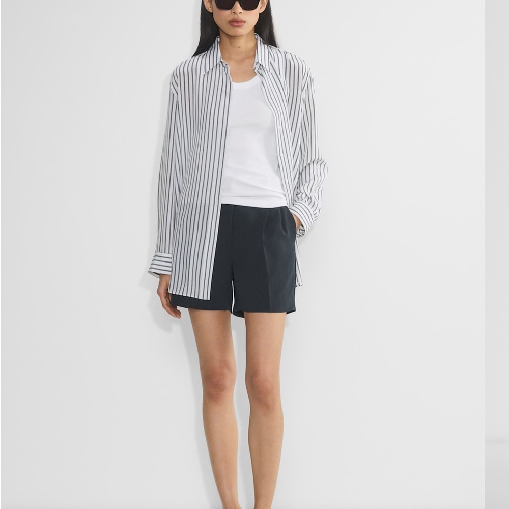 BNWT The effortless short - mid thigh
